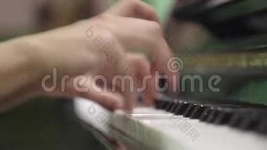 年轻人<strong>弹钢琴</strong>。 双手合拢 乐器上的练习。 <strong>键盘</strong>乐器。 萨尔费吉奥。 长长的手指